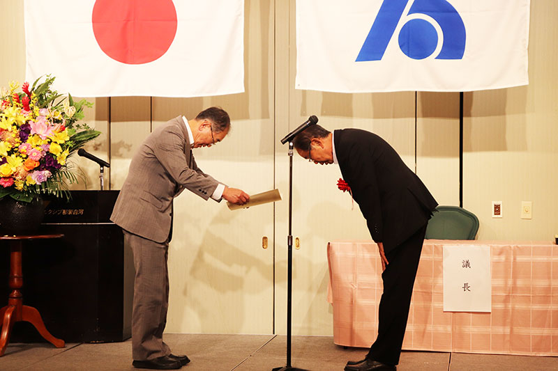 功労者表彰を受ける小野利廣氏