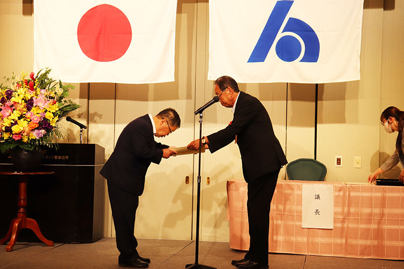 功労者表彰を受ける北畠博氏