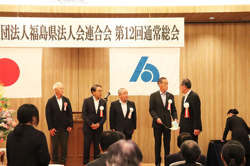 表彰を受ける佐藤靖一副会長