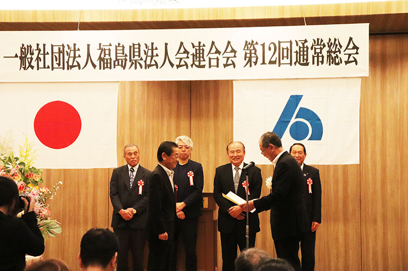 表彰を受ける大塚恭一理事